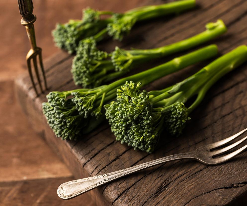 Przypomina brokuła, smakuje jak szparagi. Nowe warzywo w polskich sklepach