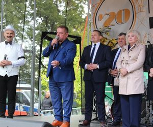 Było spotkanie z modą, muzyką i samochodami z lat 20. w Korczewie. Za nami impreza „Magia lat 20-tych” 2025