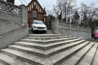 Auta spadają z kościelnych schodów. To kolejny taki przypadek