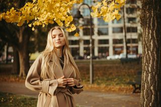 Quiet luxury na jesień i zimę. Jak ubierać się elegancko i z klasą w chłodne dni?