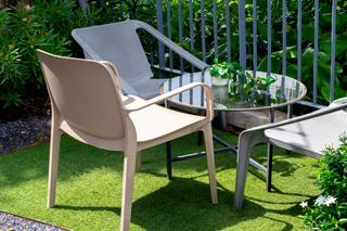 Sztuczna trawa na balkon i taras - wygodny sposób na zielony trawnik. Jak wybrać, gdzie ułożyć i dbać o sztuczną trawę?