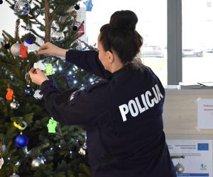 Pod Komendą Miejską Policji w Olsztynie stanęła oryginalna choinka. Każdy może ją rozebrać [ZDJĘCIA]