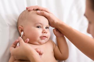 Czym czyścić uszy niemowlaka? Mycie uszu bez błędów