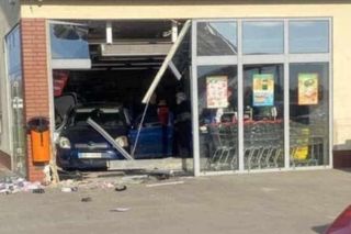 Senior wjechał do sklepu samochodem