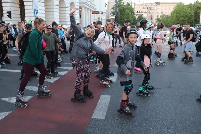 Uczestnicy Warszawa Nightskating 2023