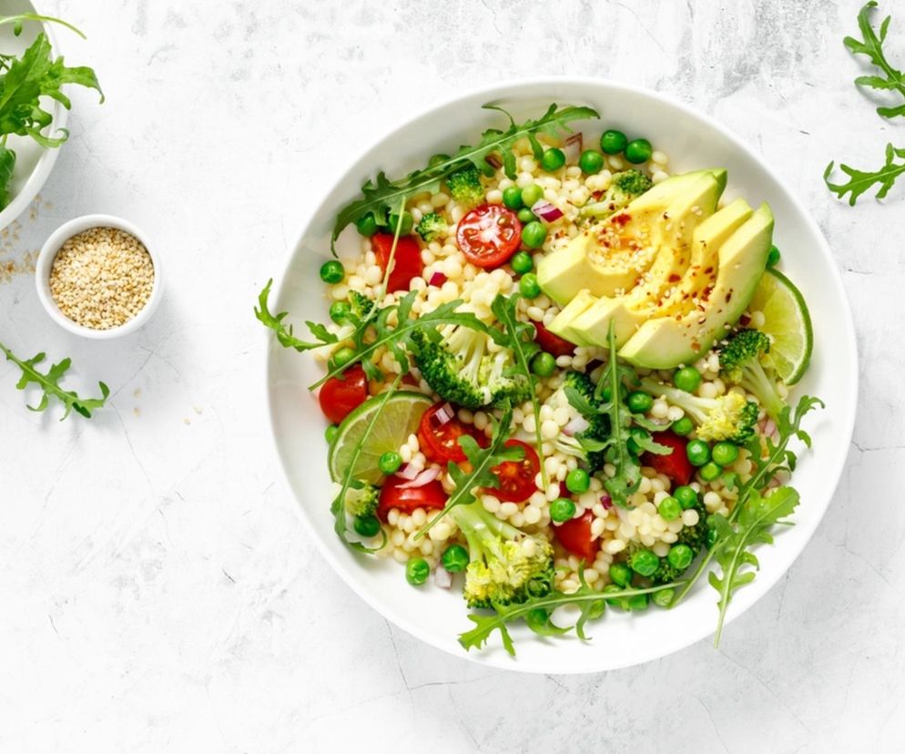 Kolorowa sałatka z kilku składników. Idealny dodatek do najróżniejszych dań