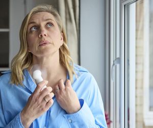 Uderzenia gorąca, bezsenność i nerwowość? Tak złagodzisz objawy menopauzy