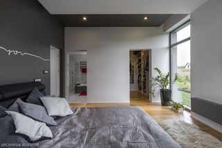 Master bedroom zamiast zwykłej sypialni. Ile miejsca potrzeba?