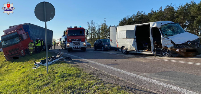 Lubelskie: Zderzenie busa i ciężarówki. Młody mężczyzna w ciężkim stanie trafił do szpitala