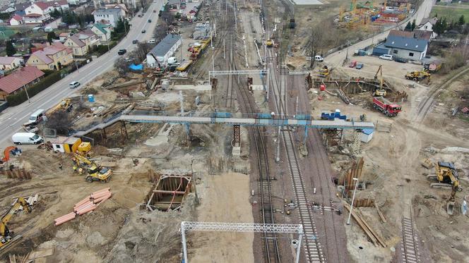 Modernizacja Rail Baltica: Łapy - widok z drona na budowe tunelu. Obok stara kładka