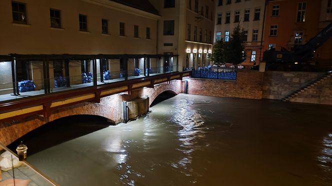 Walka o wrocławskie osiedla nad Odrą i Oławą. Mieszkańcy do późnych godzin nocnych ratowali dobytek