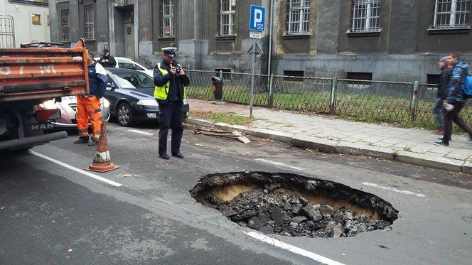 Ogromna dziura w Katowicach. Na Kilińskiego zapadł się asfalt [ZDJĘCIA]