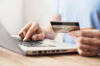 Kupujesz przez internet? Lepiej sprawdź, czy nie musisz zapłacić podatku. Kara to nawet 70 tys. zł