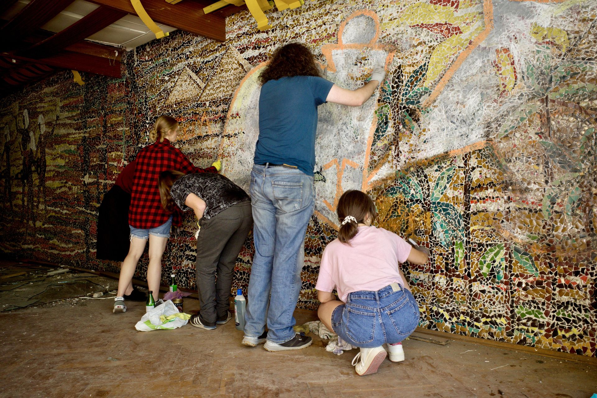 Czyszczenie mozaiki w Kiekrzu z bazgrołów