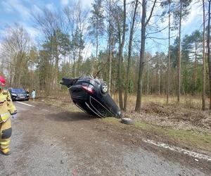 Pod Lubienią dachowało auto osobowe. Jedna osoba poszkodowana