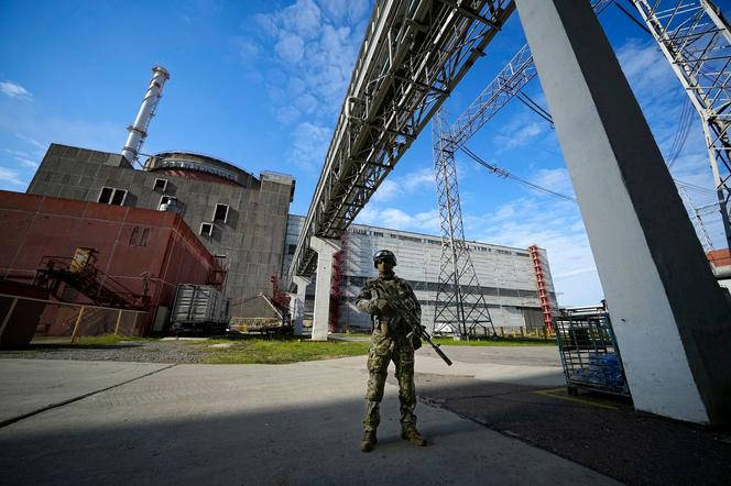 Rosyjski żołnierz przed Zaporoską Elektrownią Atomową