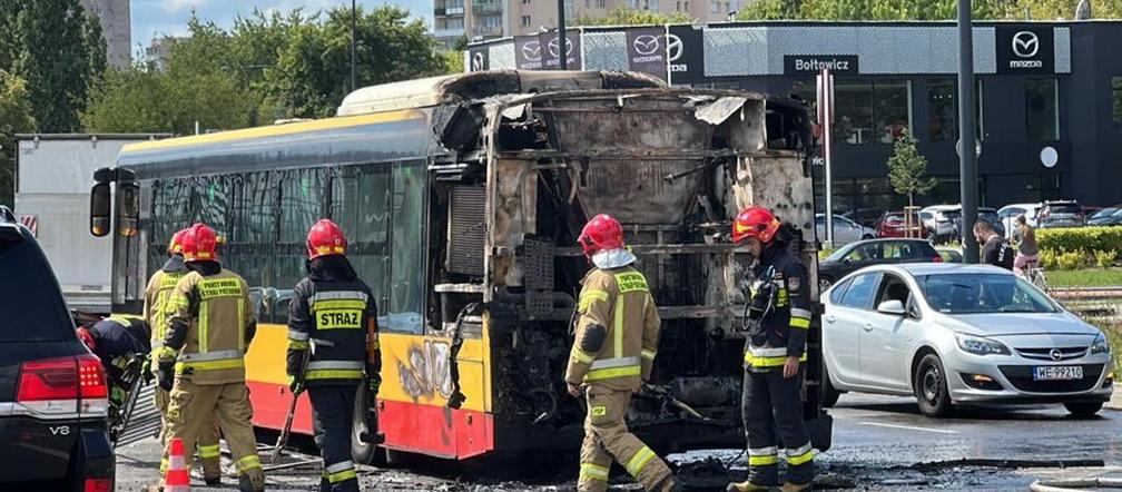 Autobus miejski w ogniu! Wielkie płomienie buchały na Ursynowie, cały się spalił