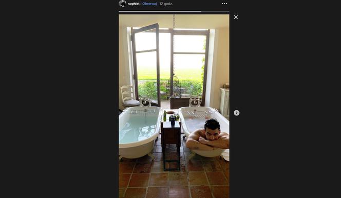 Joe Jonas kąpie się w apartamencie we Francji