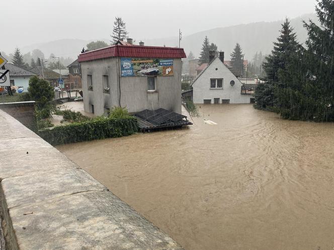 Bardo zatopione. Ulice toną, nie ma prądu, są problemy z siecią