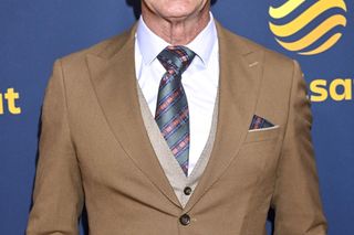 Siwy i z wąsem. Cezary Pazura wywołał poruszenie nowym wyglądem. To naprawdę on?