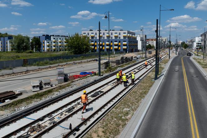 Niedziela i 30-stopniowy upał. Robotnicy w pocie czoła pracują na budowie tramwaju do Wilanowa 