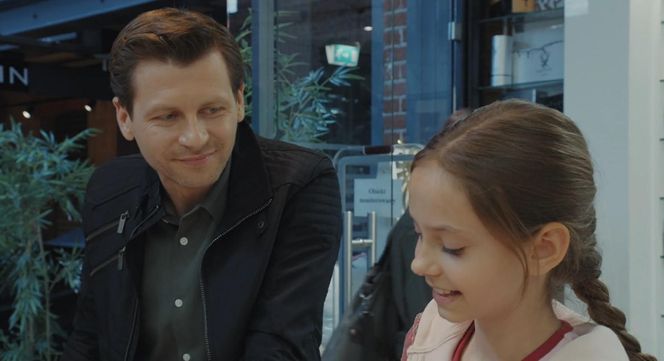 M jak miłość odc. 1886. Hania (Wiktoria Basik), Adam Karski (Patryk Szwichtenberg)