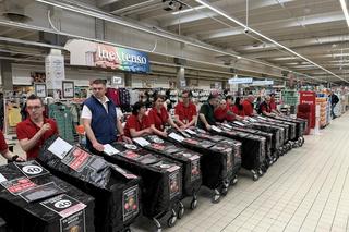 Tajemnicze wózki w Auchan! Klienci kupują „kota w worku”. Co jest w środku?