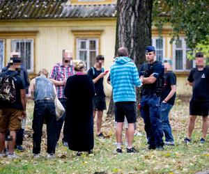 Chaos na Osiedlu Przyjaźń. Policja zatrzymała mieszkańca domku. „Wyciągnęli go siłą”