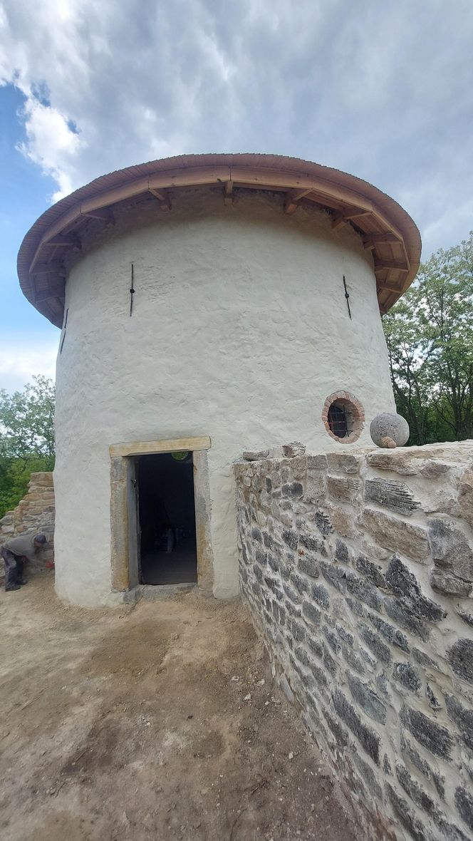 Baszta w Nowych Kicharach (gm. Dwikozy) w trakcie remontu