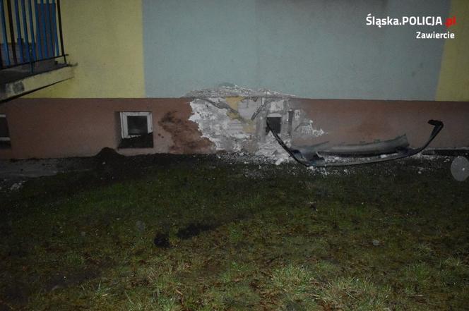 Wjechał samochodem w ścianę bloku mieszkalnego. Została ogromna dziura