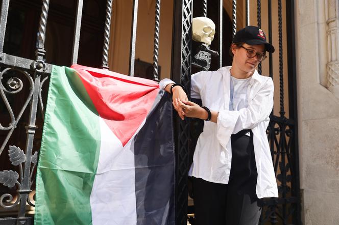 Protest solidarnościowy z Palestyną. Studenci przykuli się do bramy UJ