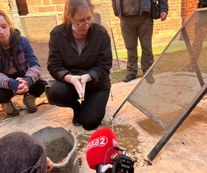 Pierwsze odkrycia w tajemniczej krypcie w Kazimierzu Biskupim