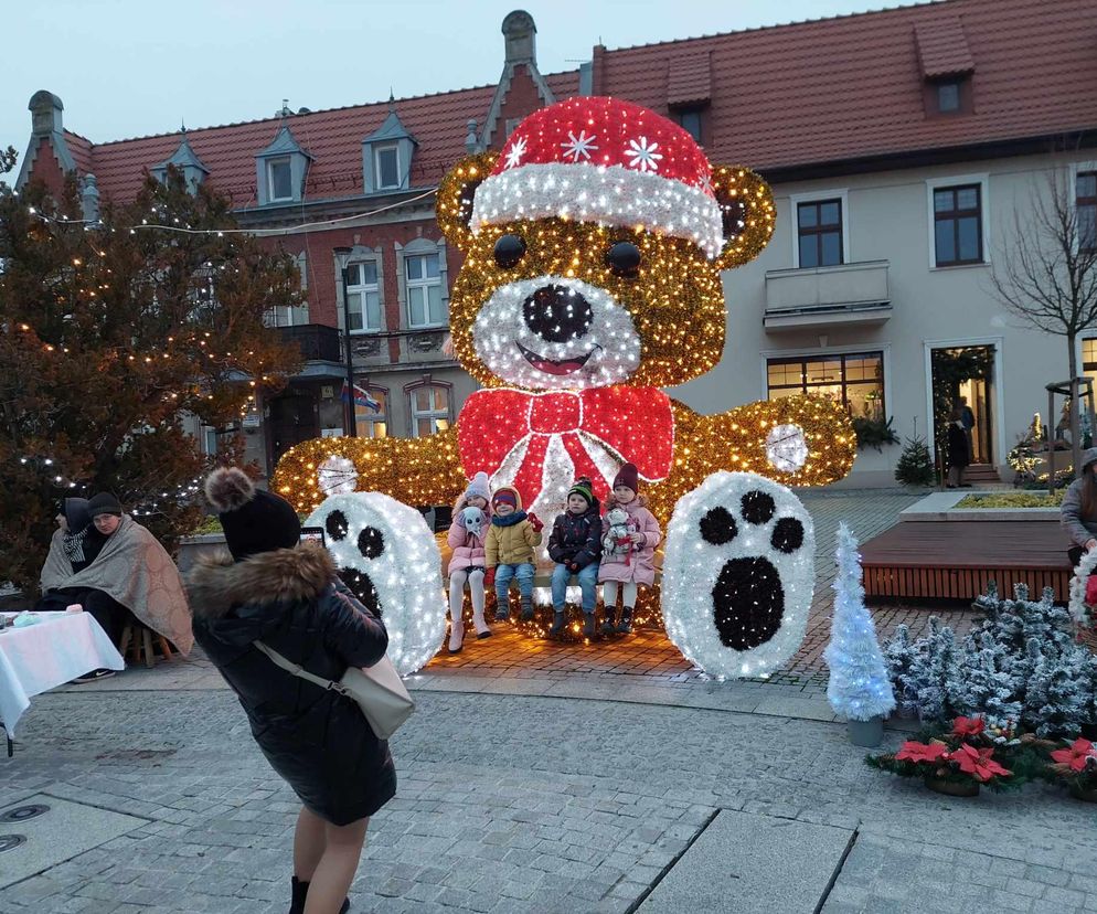 Wigilia pod gołym niebem w Starym Forodnie. Kolejka po pierogi i barszcz wiła się zakrętami po całym rynku! [ZDJĘCIA]