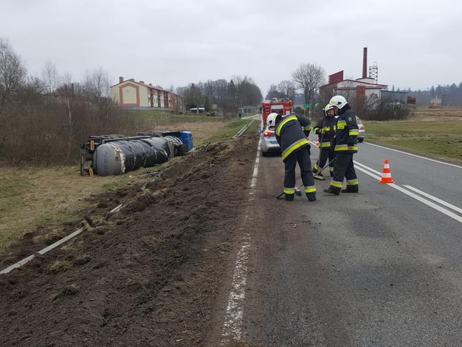 Cysterna z płynnym asfaltem wypadła z drogi