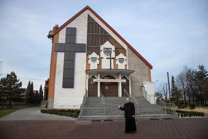 Eko krzyż ogrzewa wiernych