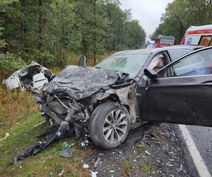 Makabra pod Wyszkowem. Bmw i peugeot zmiażdżone jak puszki. Jedna osoba nie żyje