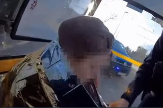 Siedziała na przystanku w Toruniu. Miała gołe nogi