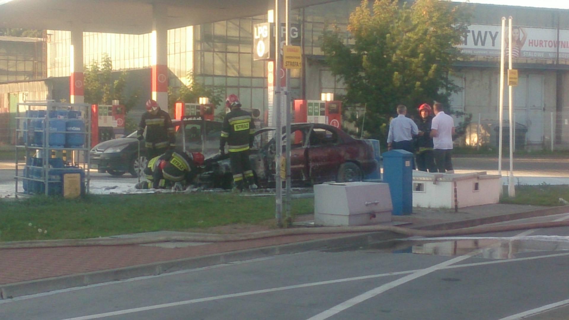 Na stacji benzynowej na ul. Milczańskiej spłonął samochód