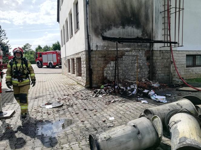 Nowica. Pożar szkoły podstawowej. Zaczęło się od palących pojemników na śmieci