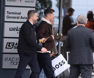 Robert Lewandowski ze szpanerką siatą wysiadł z samolotu