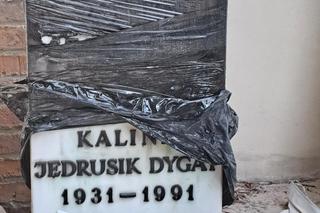 Remont Alei Zasłużonych na Starych Powązkach. Groby słynnych Polaków zakryte foliami 