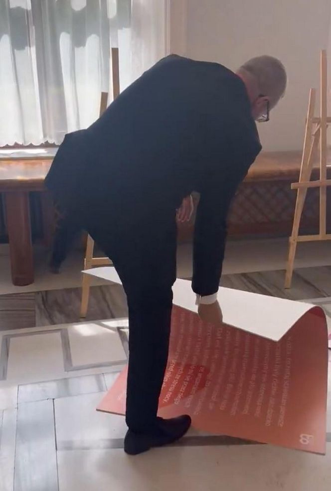 Grzegorz Braun pojawił się w Sejmie. Wpadł w furię i zdemolował wystawę!