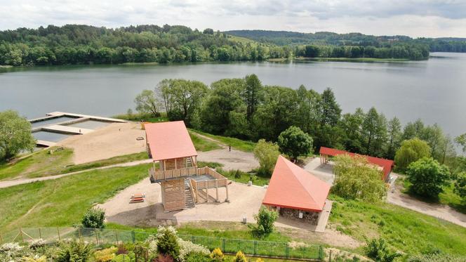 Ogromny pomost i piaszczysta plaża. To miejsce na Mazurach przyciąga tłumy turystów. Zobacz zdjęcia