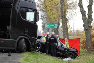 Horror na DK 62. Kierowca bmw zakleszczony w zmiażdżonym bmw. Nie przeżył