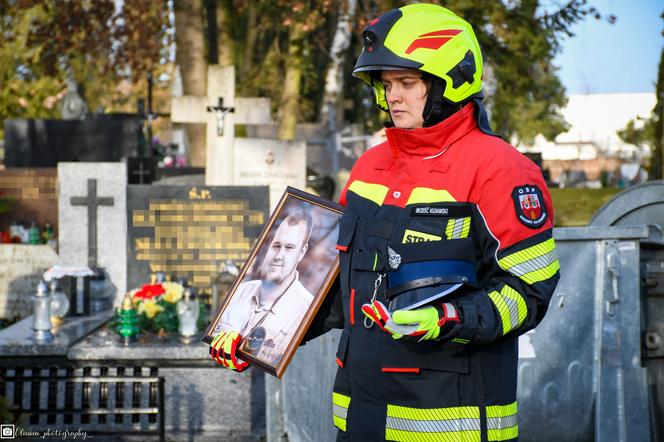 Tłumy na pogrzebie Pawła. Dziennikarz i druh OSP spoczął na cmentarzu we Włocławku