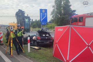 Tragedia na A4. W koparkę wjechał samochód. W środku było 5 osób