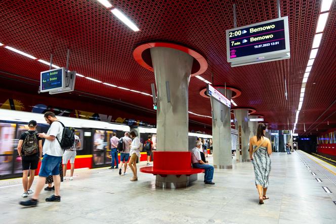 Metro Rondo Daszyńskiego (M2) – brak wyjść na wszystkie strony ronda