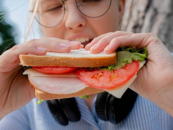 Zamień chleb na zdrowsze opcje. Brzuch zauważy zmianę szybciej, niż myślisz
