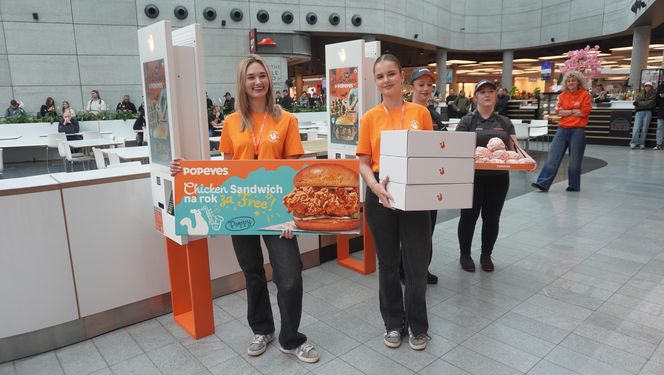 Tłumy na otwarciu Popeyes w Olsztynie. Rekordzista czekał w kolejce ponad 20 godzin