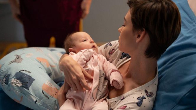 	Na dobre i na złe odc. 958. Blanka (Pola Gonciarz), córka Nina (Michalina Grot)